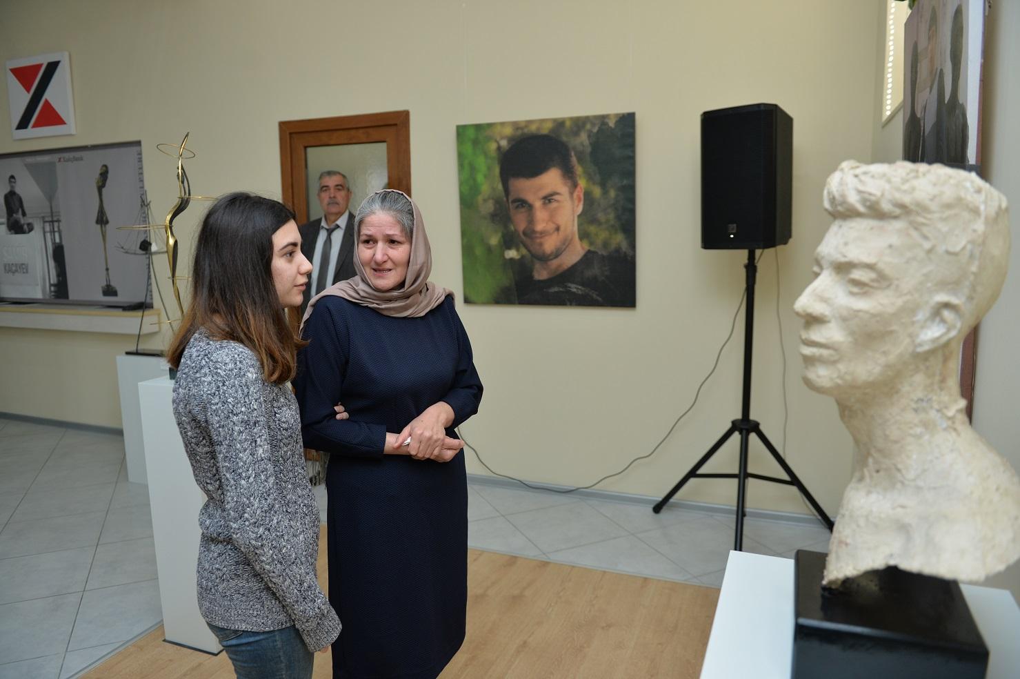 Aprel şəhidi olan heykəltəraşın sərgisinin açılışı olub (FOTO)