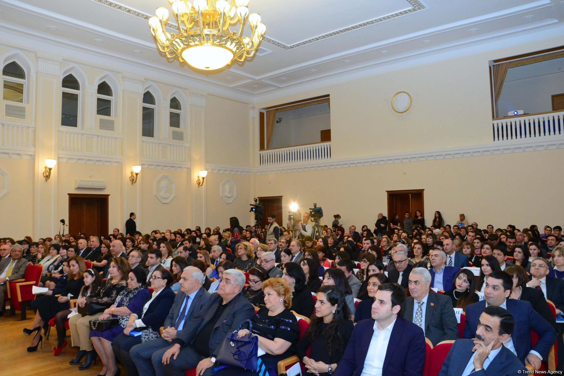 Məşhur pedaqoq və pianoçu Aytəkin Həsənovanın xatirəsinə həsr edilmiş kitabın təqdimatı və klassik musiqi gecəsi keçirilib (FOTO)