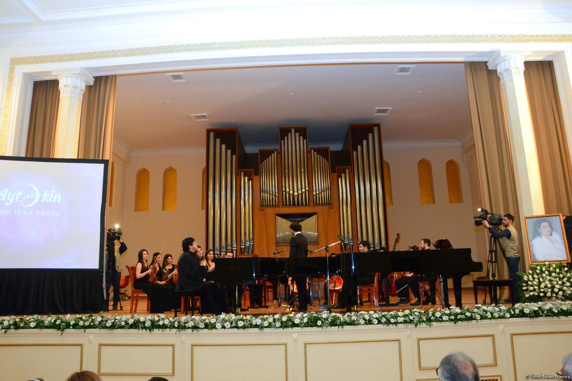 Məşhur pedaqoq və pianoçu Aytəkin Həsənovanın xatirəsinə həsr edilmiş kitabın təqdimatı və klassik musiqi gecəsi keçirilib (FOTO)