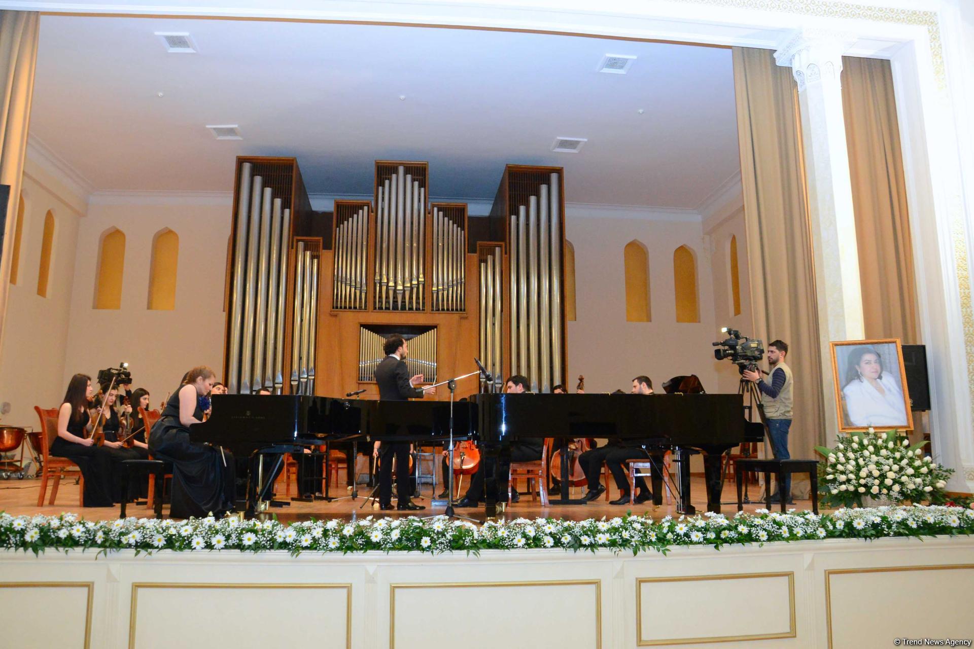 Məşhur pedaqoq və pianoçu Aytəkin Həsənovanın xatirəsinə həsr edilmiş kitabın təqdimatı və klassik musiqi gecəsi keçirilib (FOTO)
