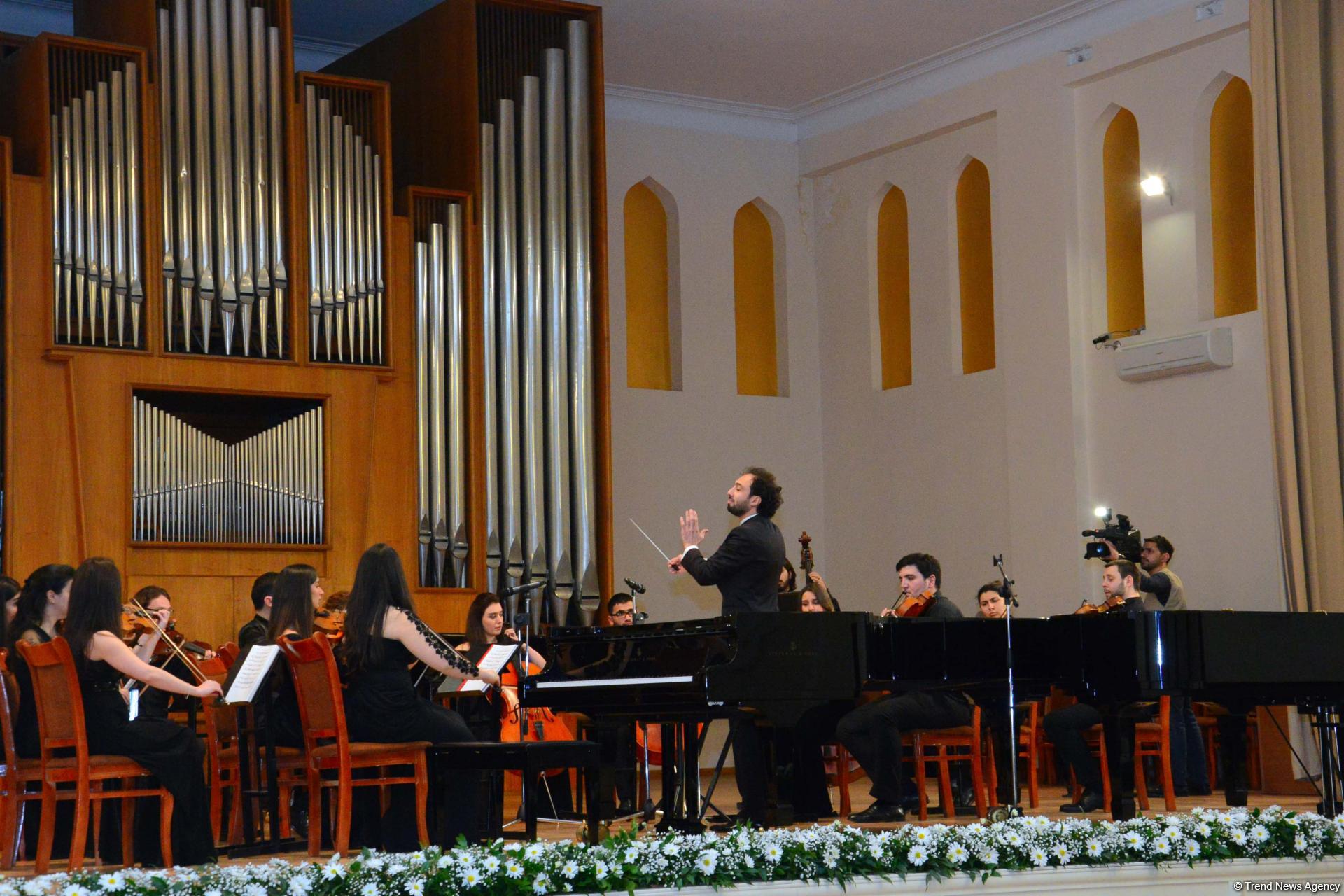 Məşhur pedaqoq və pianoçu Aytəkin Həsənovanın xatirəsinə həsr edilmiş kitabın təqdimatı və klassik musiqi gecəsi keçirilib (FOTO)