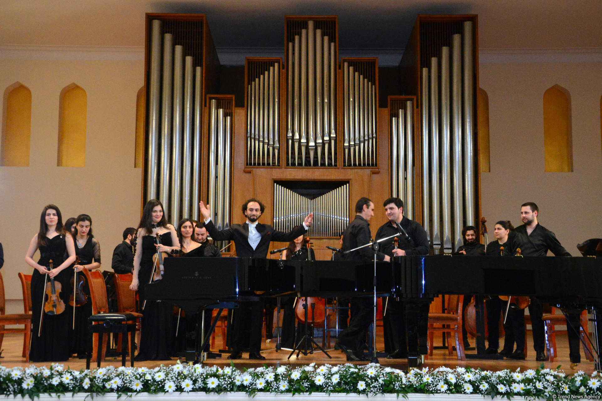 Məşhur pedaqoq və pianoçu Aytəkin Həsənovanın xatirəsinə həsr edilmiş kitabın təqdimatı və klassik musiqi gecəsi keçirilib (FOTO)