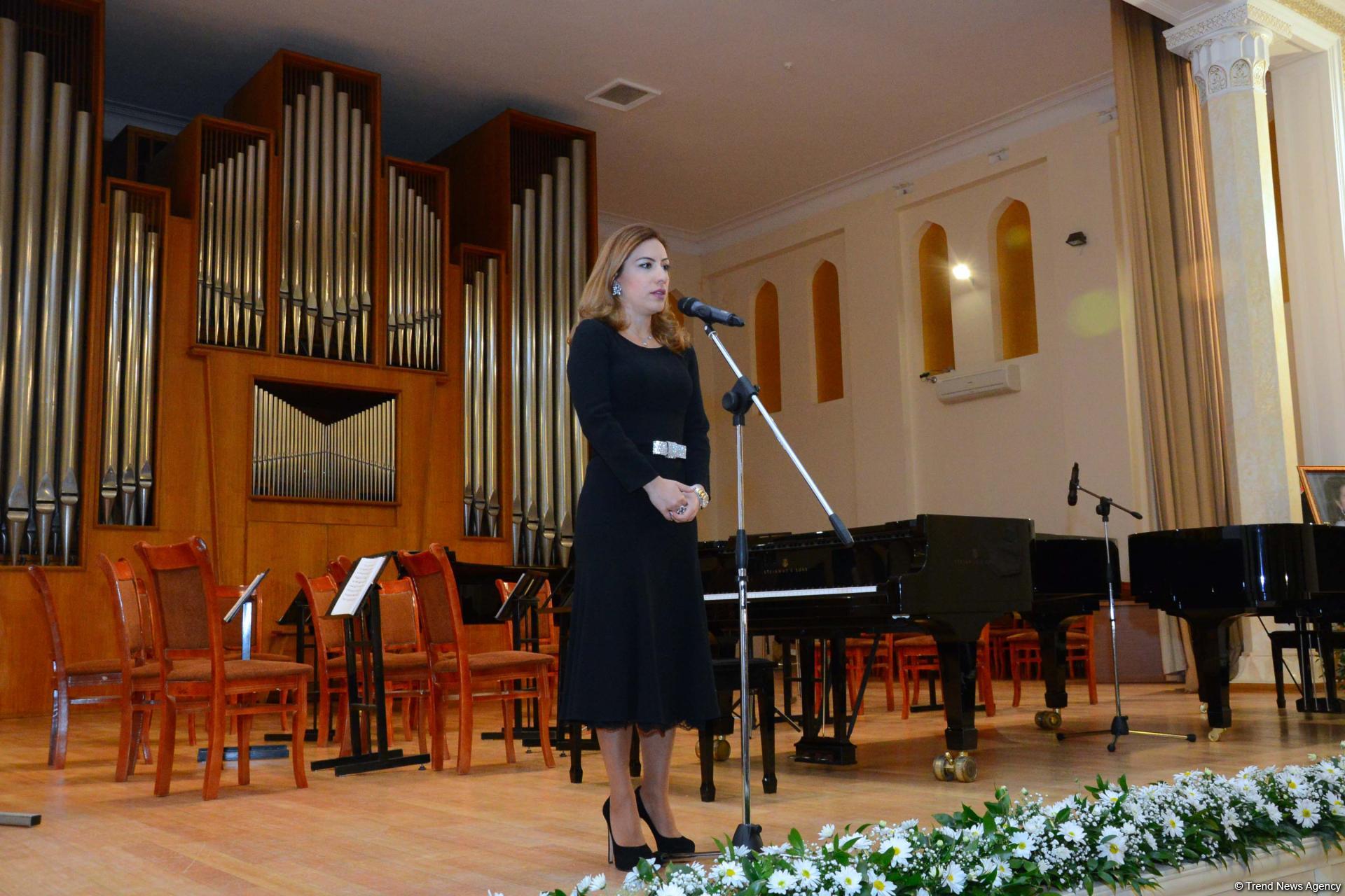 Məşhur pedaqoq və pianoçu Aytəkin Həsənovanın xatirəsinə həsr edilmiş kitabın təqdimatı və klassik musiqi gecəsi keçirilib (FOTO)