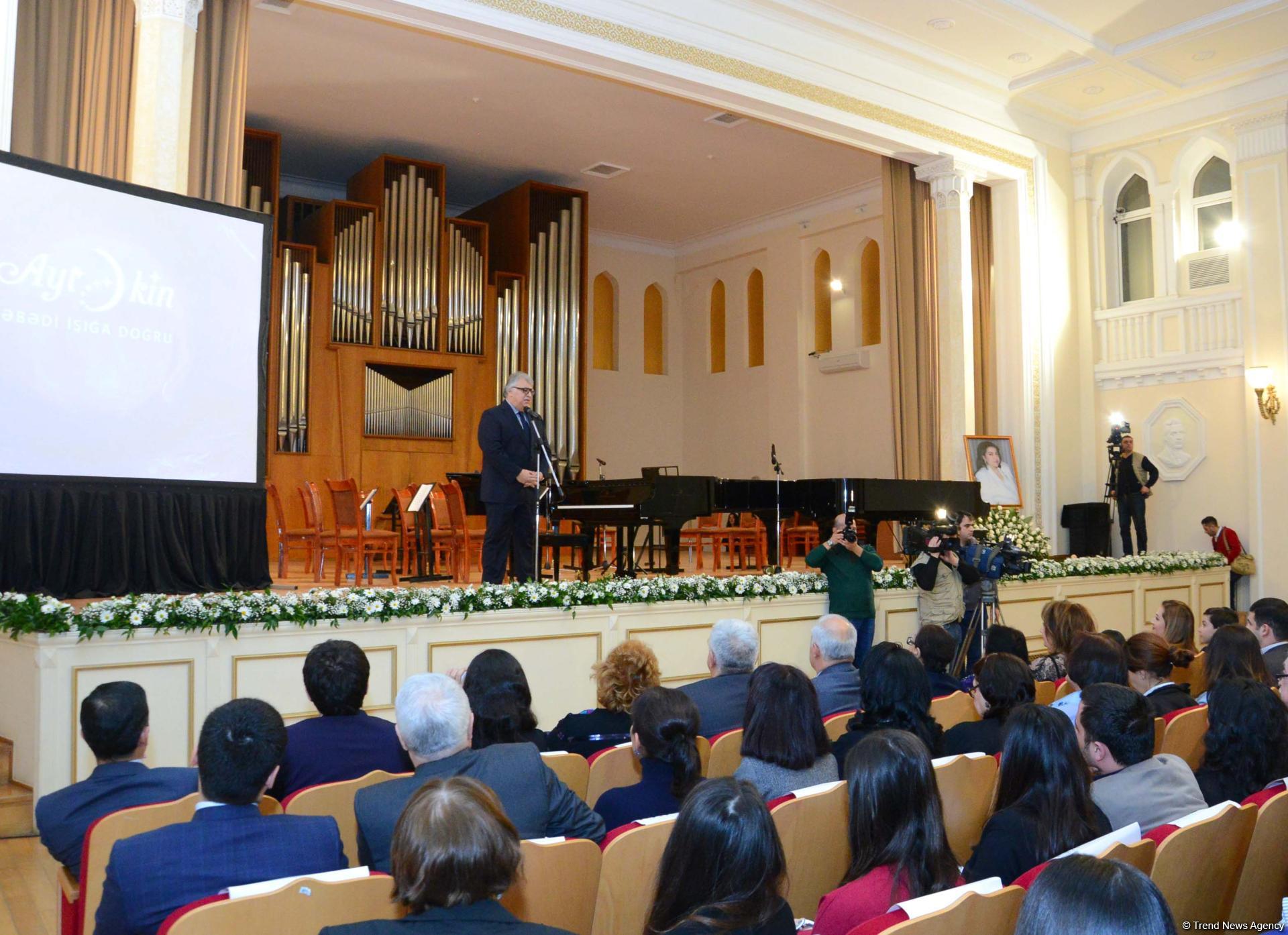 Məşhur pedaqoq və pianoçu Aytəkin Həsənovanın xatirəsinə həsr edilmiş kitabın təqdimatı və klassik musiqi gecəsi keçirilib (FOTO)
