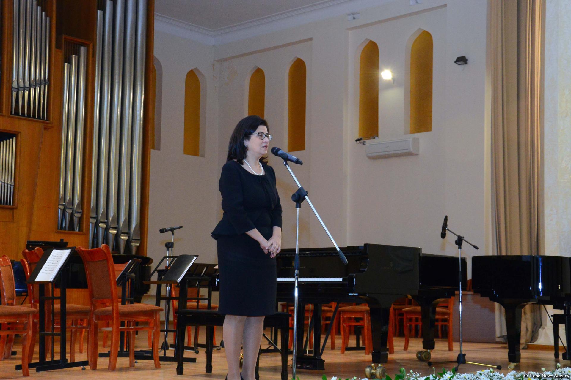 Məşhur pedaqoq və pianoçu Aytəkin Həsənovanın xatirəsinə həsr edilmiş kitabın təqdimatı və klassik musiqi gecəsi keçirilib (FOTO)