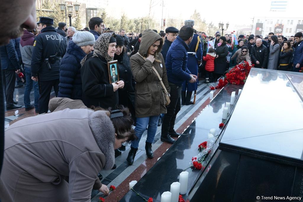 Azərbaycan ictimaiyyəti Xocalı soyqırımı qurbanlarının xatirəsini yad edir (FOTO)