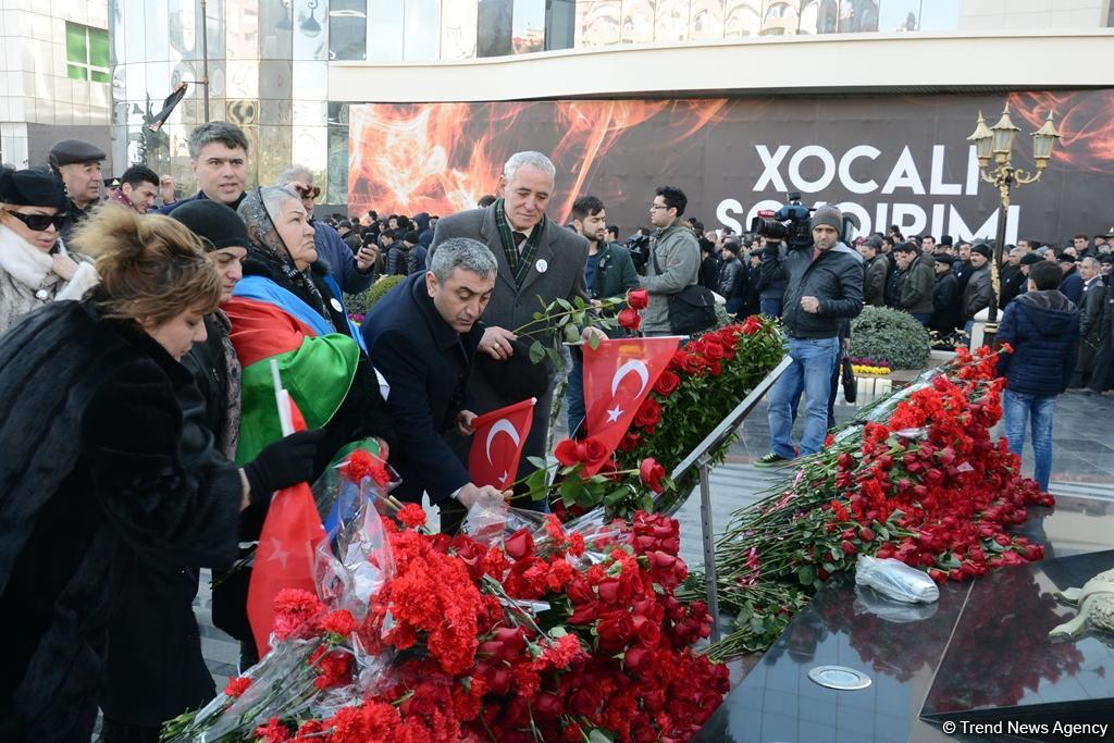 Azərbaycan ictimaiyyəti Xocalı soyqırımı qurbanlarının xatirəsini yad edir (FOTO)