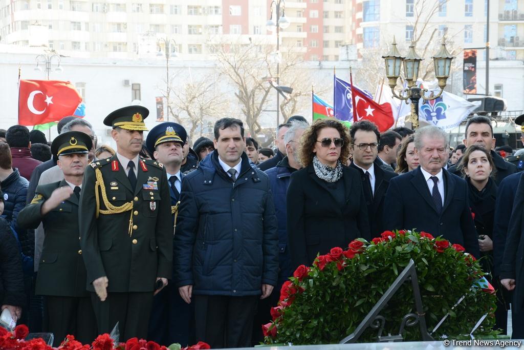 Azərbaycan ictimaiyyəti Xocalı soyqırımı qurbanlarının xatirəsini yad edir (FOTO)