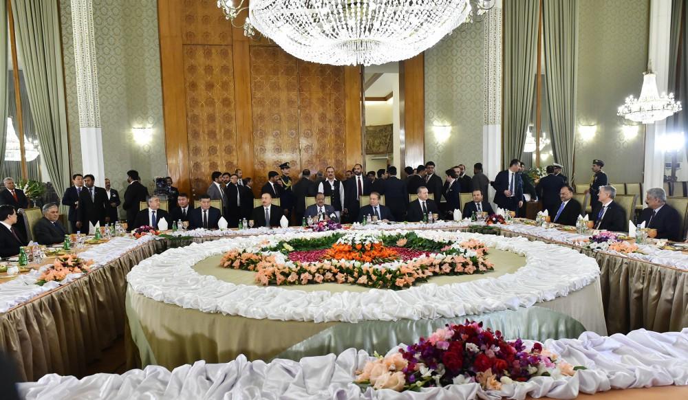 Prezident İlham Əliyev Pakistan dövlətinin başçısı adından verilən şam yeməyində iştirak edib (FOTO)