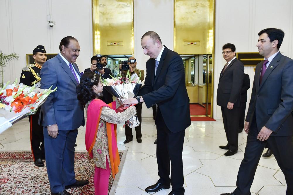 Prezident İlham Əliyev Pakistan dövlətinin başçısı adından verilən şam yeməyində iştirak edib (FOTO)