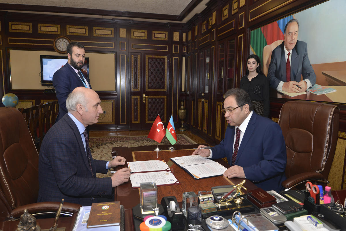 BDU-da “Qorqud atadan günümüzə aşıqlıq ənənəsi” simpoziumu başlayıb (FOTO)