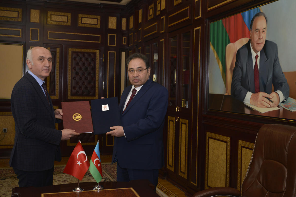 BDU-da “Qorqud atadan günümüzə aşıqlıq ənənəsi” simpoziumu başlayıb (FOTO)