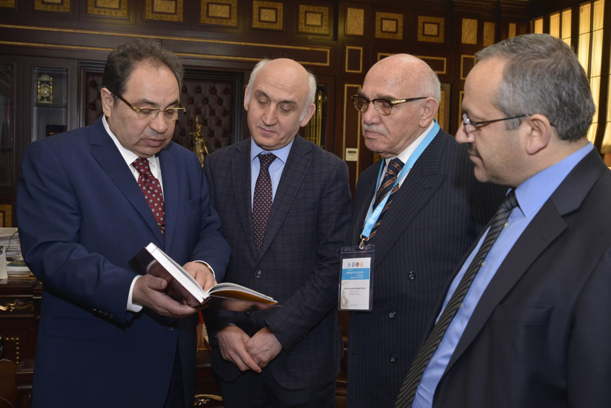 BDU-da “Qorqud atadan günümüzə aşıqlıq ənənəsi” simpoziumu başlayıb (FOTO)