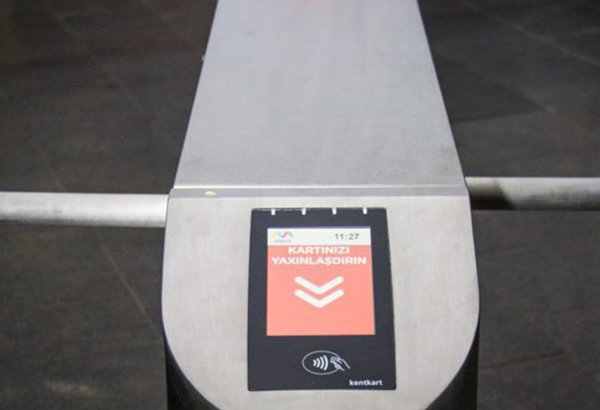 Metronun daha bir stansiyasında əlavə turniketlər quraşdırılıb (FOTO)