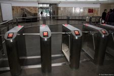 Metronun daha bir stansiyasında əlavə turniketlər quraşdırılıb (FOTO)