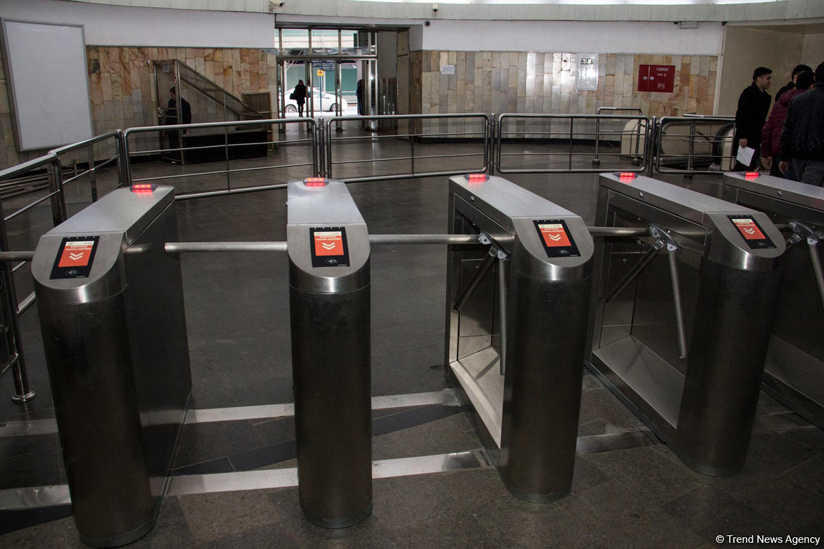 Metronun daha bir stansiyasında əlavə turniketlər quraşdırılıb (FOTO)