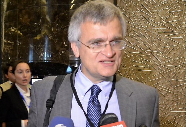 Piter Semnebi: Siyasi problemləri aradan qaldırmaq təcrübəsi olan şəxslərin bir yerə toplaşması vacibdir