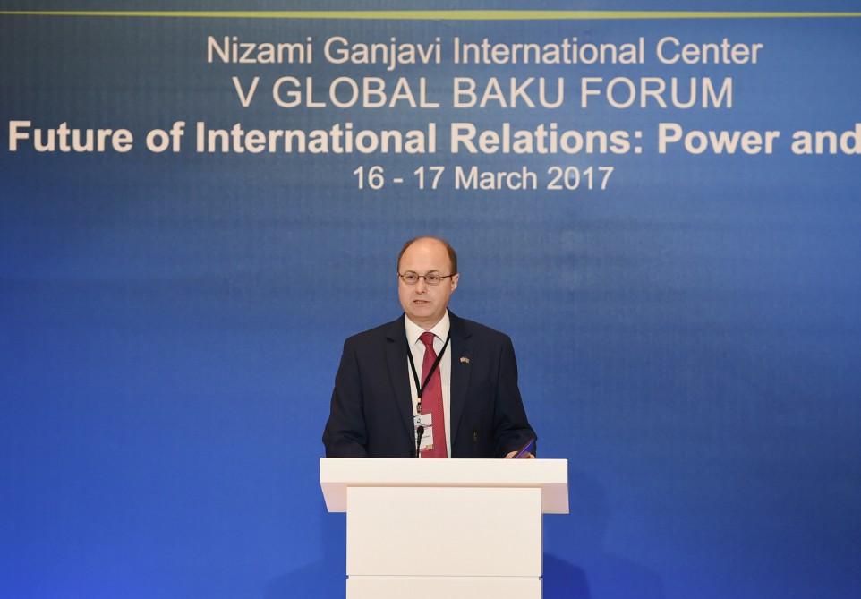 Prezident İlham Əliyev və xanımı V Qlobal Bakı Forumunda iştirak ediblər (YENİLƏNİB-4) (FOTO)