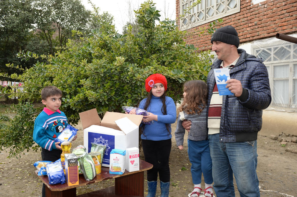 Heydər Əliyev Fondunun təşəbbüsü ilə aztəminatlı ailələrə Novruz sovqatları paylanılıb (FOTO)