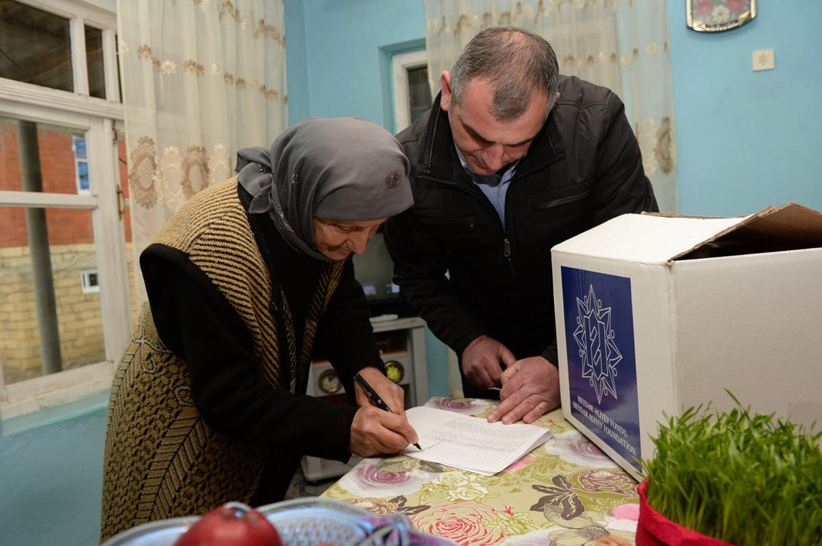 Heydər Əliyev Fondunun təşəbbüsü ilə aztəminatlı ailələrə Novruz sovqatları paylanılıb (FOTO)