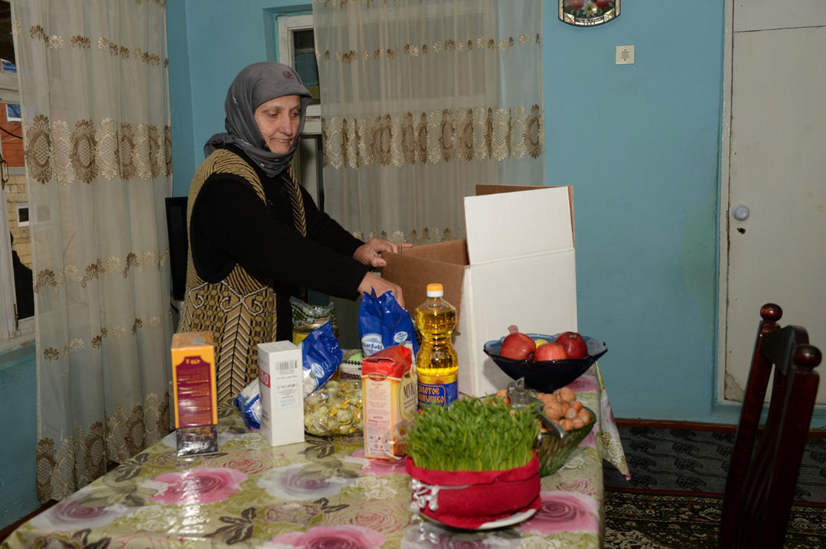 Heydər Əliyev Fondunun təşəbbüsü ilə aztəminatlı ailələrə Novruz sovqatları paylanılıb (FOTO)