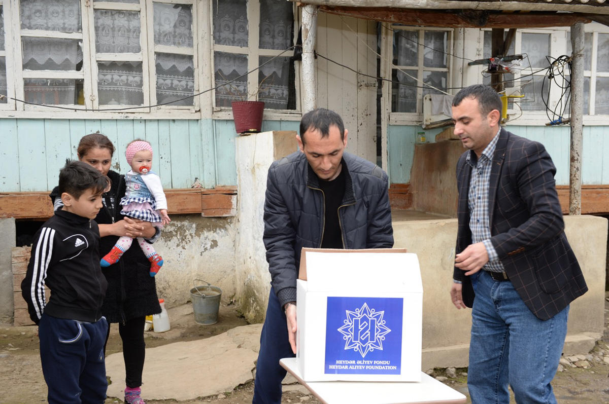 Heydər Əliyev Fondunun təşəbbüsü ilə aztəminatlı ailələrə Novruz sovqatları paylanılıb (FOTO)