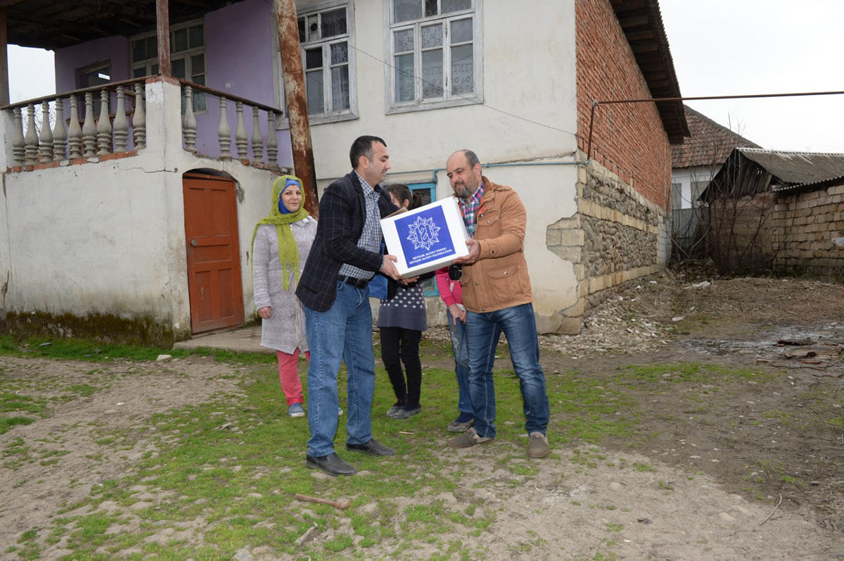 Heydər Əliyev Fondunun təşəbbüsü ilə aztəminatlı ailələrə Novruz sovqatları paylanılıb (FOTO)