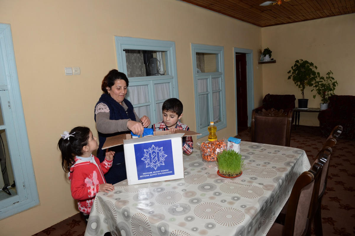 Heydər Əliyev Fondunun təşəbbüsü ilə aztəminatlı ailələrə Novruz sovqatları paylanılıb (FOTO)