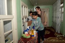Heydər Əliyev Fondunun təşəbbüsü ilə aztəminatlı ailələrə Novruz sovqatları paylanılıb (FOTO)