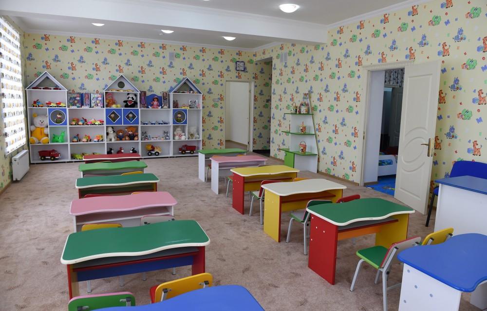 Rüşvətdə təqsirləndirilən bağça müdiri və müavini məhkəmədə dalaşdı