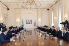Azərbaycan və Qazaxıstan prezidentlərinin geniş tərkibdə görüşü olub (YENİLƏNİB) (FOTO)