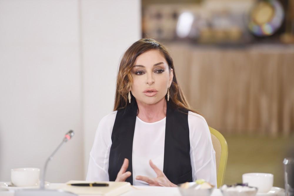 Birinci vitse-prezident Mehriban Əliyeva aprel döyüşləri zamanı Azərbaycan Ordusunun yaralanmış bir qrup əsgər və zabiti ilə görüşüb (FOTO) (YENİLƏNİB)