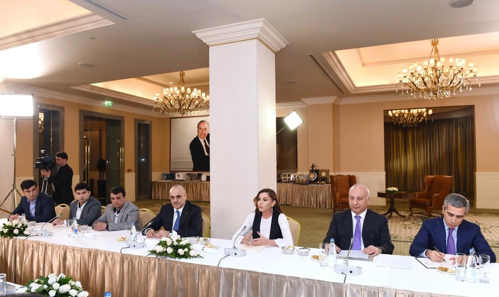 Birinci vitse-prezident Mehriban Əliyeva aprel döyüşləri zamanı Azərbaycan Ordusunun yaralanmış bir qrup əsgər və zabiti ilə görüşüb (FOTO) (YENİLƏNİB)