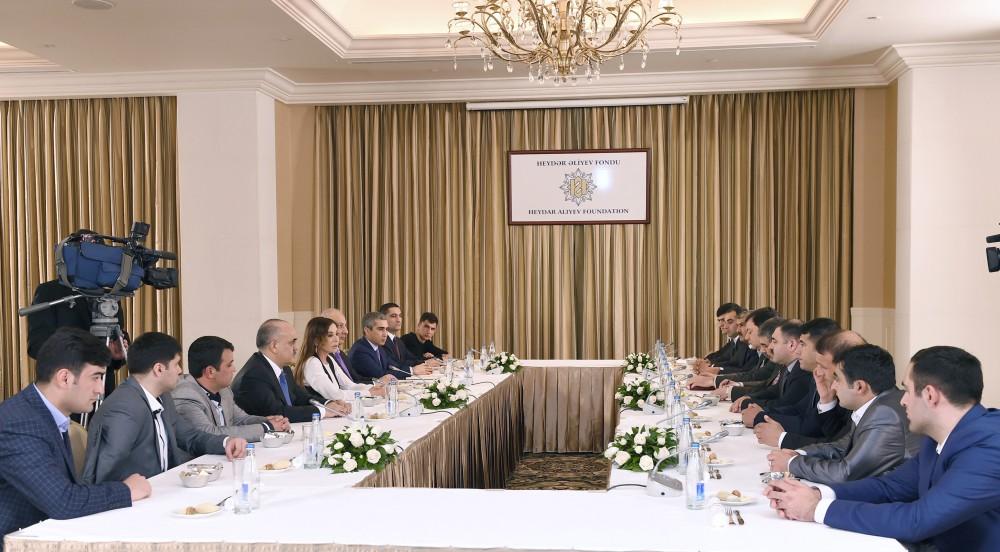Birinci vitse-prezident Mehriban Əliyeva aprel döyüşləri zamanı Azərbaycan Ordusunun yaralanmış bir qrup əsgər və zabiti ilə görüşüb (FOTO) (YENİLƏNİB)