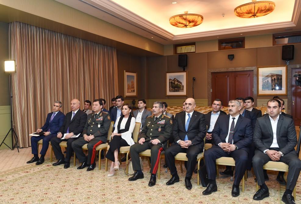 Birinci vitse-prezident Mehriban Əliyeva aprel döyüşləri zamanı Azərbaycan Ordusunun yaralanmış bir qrup əsgər və zabiti ilə görüşüb (FOTO) (YENİLƏNİB)