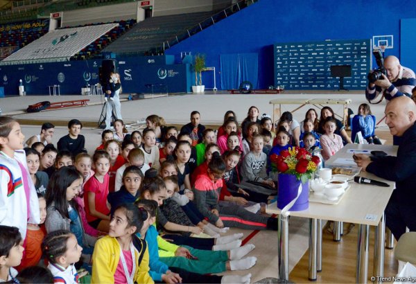 Azərbaycanlı gimnastlar yazıçı Çingiz Abdullayevlə görüşüb (FOTO)