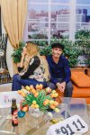 Canlı yayımda aparıcıya zarafat etdilər (FOTO,VİDEO)
