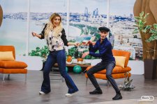 Canlı yayımda aparıcıya zarafat etdilər (FOTO,VİDEO)