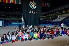 Azərbaycanlı gimnastlar yazıçı Çingiz Abdullayevlə görüşüb (FOTO)