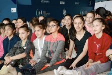Azərbaycanlı gimnastlar yazıçı Çingiz Abdullayevlə görüşüb (FOTO)