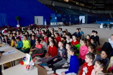 Azərbaycanlı gimnastlar yazıçı Çingiz Abdullayevlə görüşüb (FOTO)