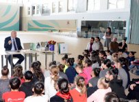 Azərbaycanlı gimnastlar yazıçı Çingiz Abdullayevlə görüşüb (FOTO)