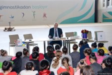 Azərbaycanlı gimnastlar yazıçı Çingiz Abdullayevlə görüşüb (FOTO)