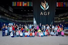 Azərbaycanlı gimnastlar yazıçı Çingiz Abdullayevlə görüşüb (FOTO)