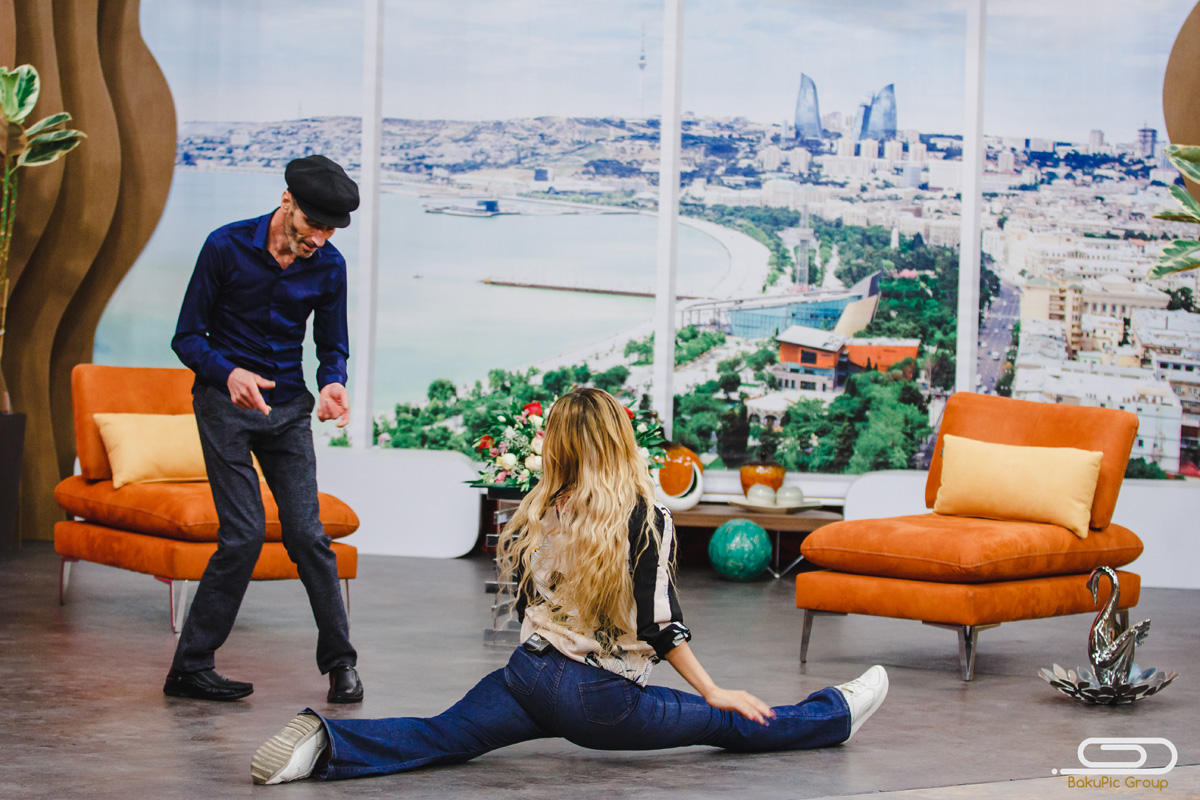 Canlı yayımda aparıcıya zarafat etdilər (FOTO,VİDEO)
