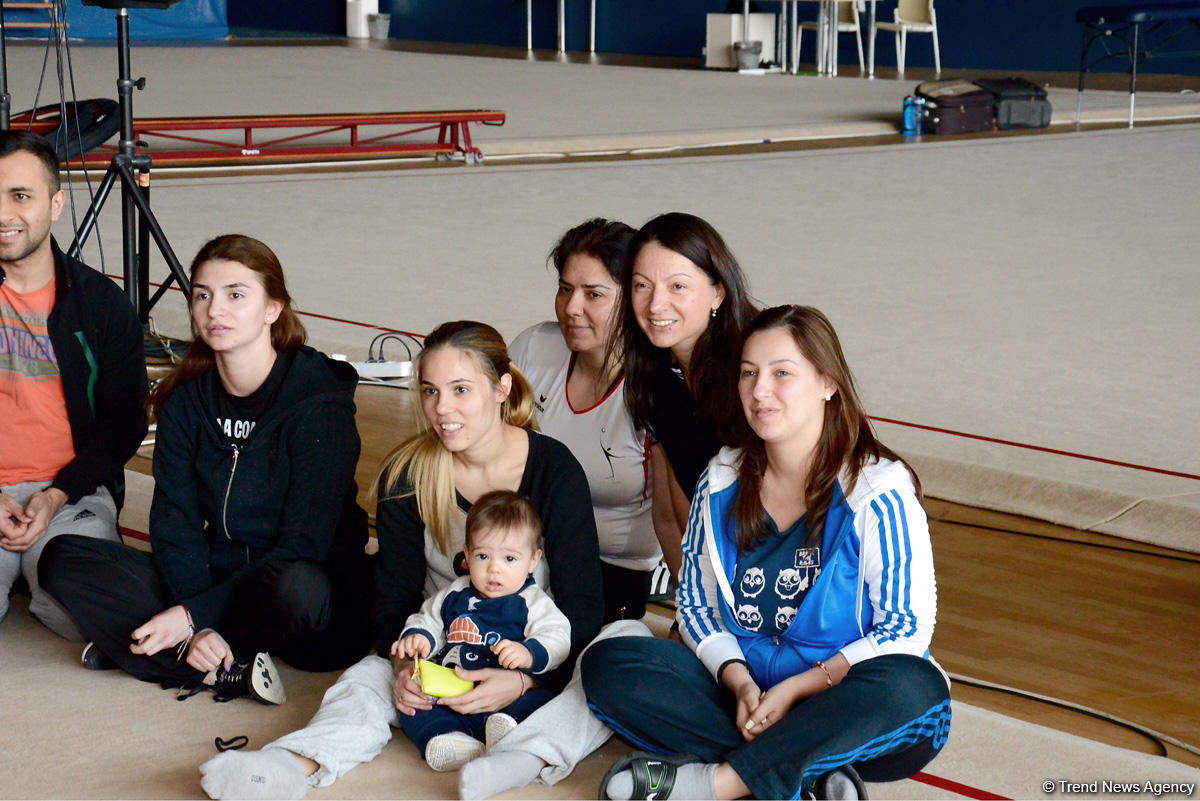 Azərbaycanlı gimnastlar yazıçı Çingiz Abdullayevlə görüşüb (FOTO)
