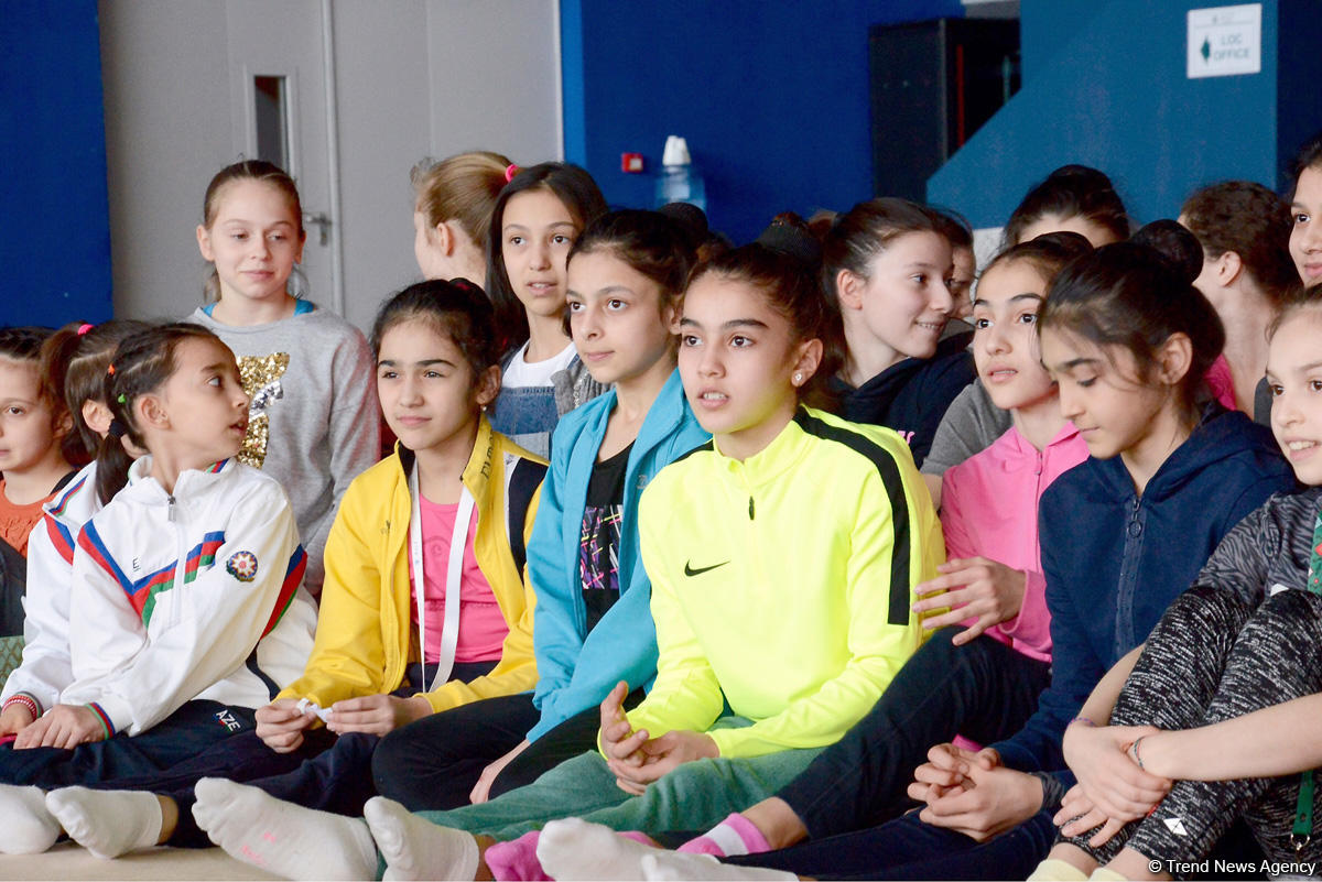 Azərbaycanlı gimnastlar yazıçı Çingiz Abdullayevlə görüşüb (FOTO)