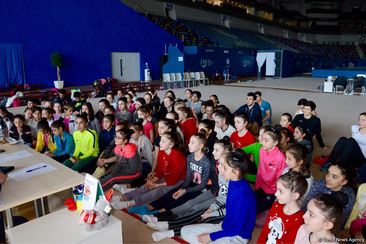 Azərbaycanlı gimnastlar yazıçı Çingiz Abdullayevlə görüşüb (FOTO)