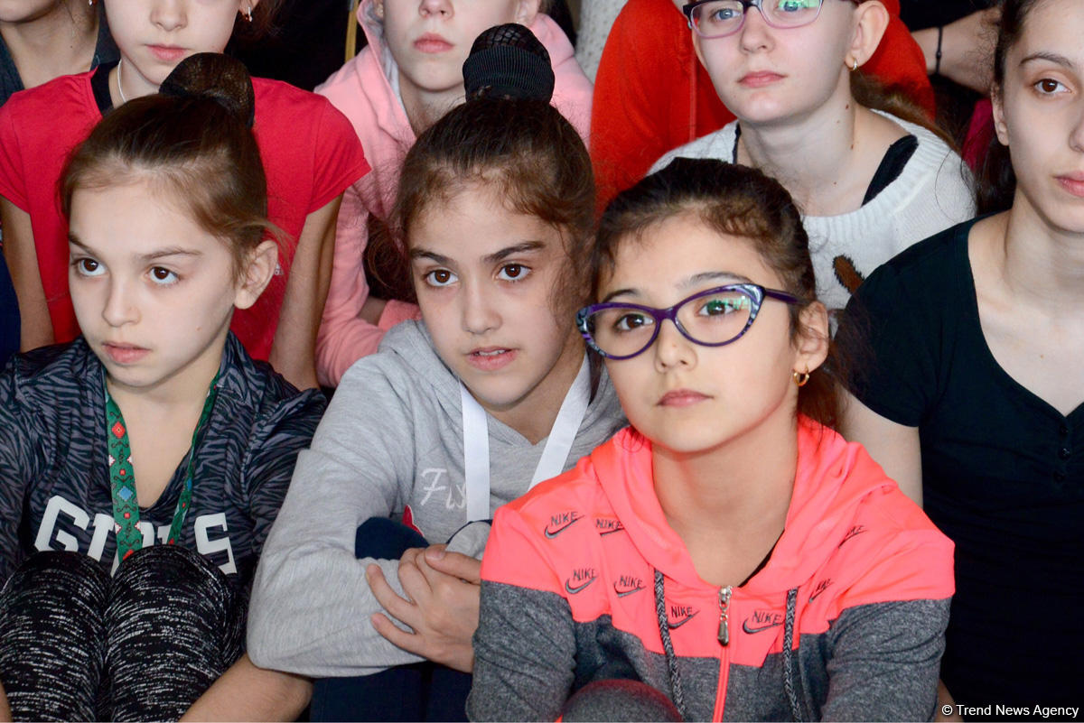 Azərbaycanlı gimnastlar yazıçı Çingiz Abdullayevlə görüşüb (FOTO)