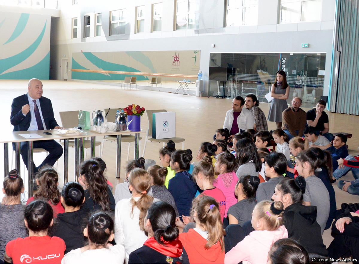 Azərbaycanlı gimnastlar yazıçı Çingiz Abdullayevlə görüşüb (FOTO)
